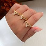 Anel V com Dois Aros e Pedras de Zircônia (cada)