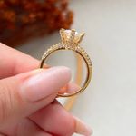  Anel solitário com uma única pedra central com detalhes cravejado 