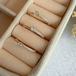 Anel cravejado com micro zircônia no centro (cada) 