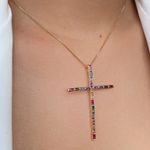 Colar com pingente de cruz