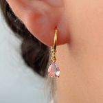 Brinco de argola com zircônia formato gota 