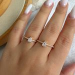 Anel solitário cravejado com uma pedra central (CADA)