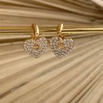 Brinco de argola com coração cravejado 
