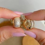 Brinco de argola trabalhado na micro zircônia 