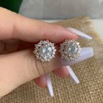 Brinco de flor na zircônia 