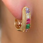 Brinco de argola com zircônias coloridas 