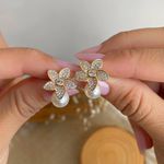 Brinco de perola com flor cravejada 