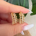 Brinco meia argola com zircônia 