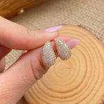 Brinco formato gota cravejada 