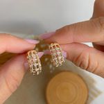 Brinco meia argola trabalhada 