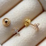 Brinco de cruz cravejado antialérgico tarraxa baby 