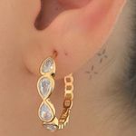 Brinco de argola com pedras de zircônia formato gota 