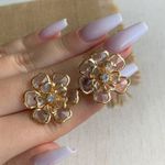 Brinco de flor na zircônia 