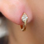 Brinco de argola com folhas cravejadas 