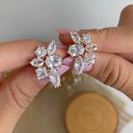 Brinco trabalhado com zircônias 