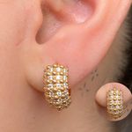 Brinco de argola com zircônia trabalhado 