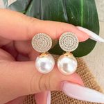 Brinco de perola com detalhes na micro zircônia 