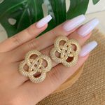 Brinco de trevo trabalhado em micro zircônia 