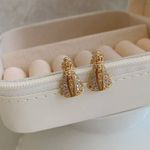 Brinco nossa senhora cravejada 