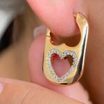 Brinco dourado com coração e zircônias
