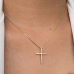 Colar de cruz com detalhe na micro zircônia 