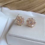 Brinco de flor com zircônias