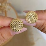 Brinco redondo com textura quadriculada