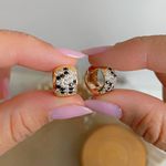 Brinco de argola com zircônias trabalhada 
