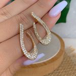 Brinco minimalista de argola com detalhes na micro zircônia 