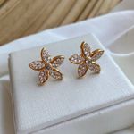 Brinco de flor com detalhes em micro zircônias