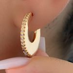 Brinco de argola cravejado com zircônia 
