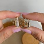 Brinco de argola cravejada 