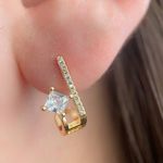 Brinco ear hook em zircônias