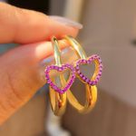 Brinco De Argola Com Coração Vazado Cravejado No Pink
