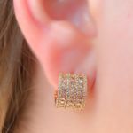 Brinco Argolinha Cravejada Na Zirconia Com Detalhe Na Navete