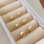 Trio de brincos de esferas foscas