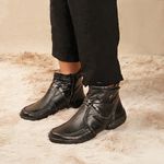 Bota feminina cano Médio de Couro Comfort Cor Preta J.Gean