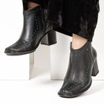 Bota Feminina New Pietra Salto Alto em Couro Preto J.gean 