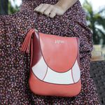 Bolsa transversal ou Tiracolo Feminina de Couro Cor Coral J.gean 