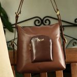 Mochila Feminina de Couro Legítimo cor Camel J.Gean 
