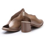 Sandália Salto Grosso em Couro cor Fendi J.Gean