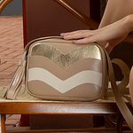 Bolsa Feminina Retangular Em Couro Bege Deserto J.Gean