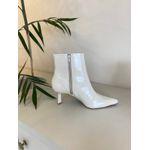 Bota Feminina Cano Curto Verniz Bico Fino Off White