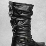 Bota Feminina Rasteira Couro Legítimo Com Detalhes Em Rugas