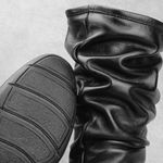Bota Feminina Rasteira Couro Legítimo Com Detalhes Em Rugas