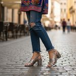 Sandália Feminina Adelaide Couro Floater Com Detalhes Em Tiras