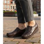 Mocassim feminino ortopédico com zíper couro legítimo cor café