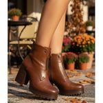 Coturno feminino tratorado salto alto couro legítimo cor havana com fivelas removíveis