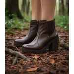 Bota feminina tratorada salto alto couro legítimo cor chocolate lisa