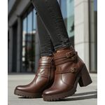 Bota feminina tratorada salto alto couro legítimo cor chocolate com enfeites laterais